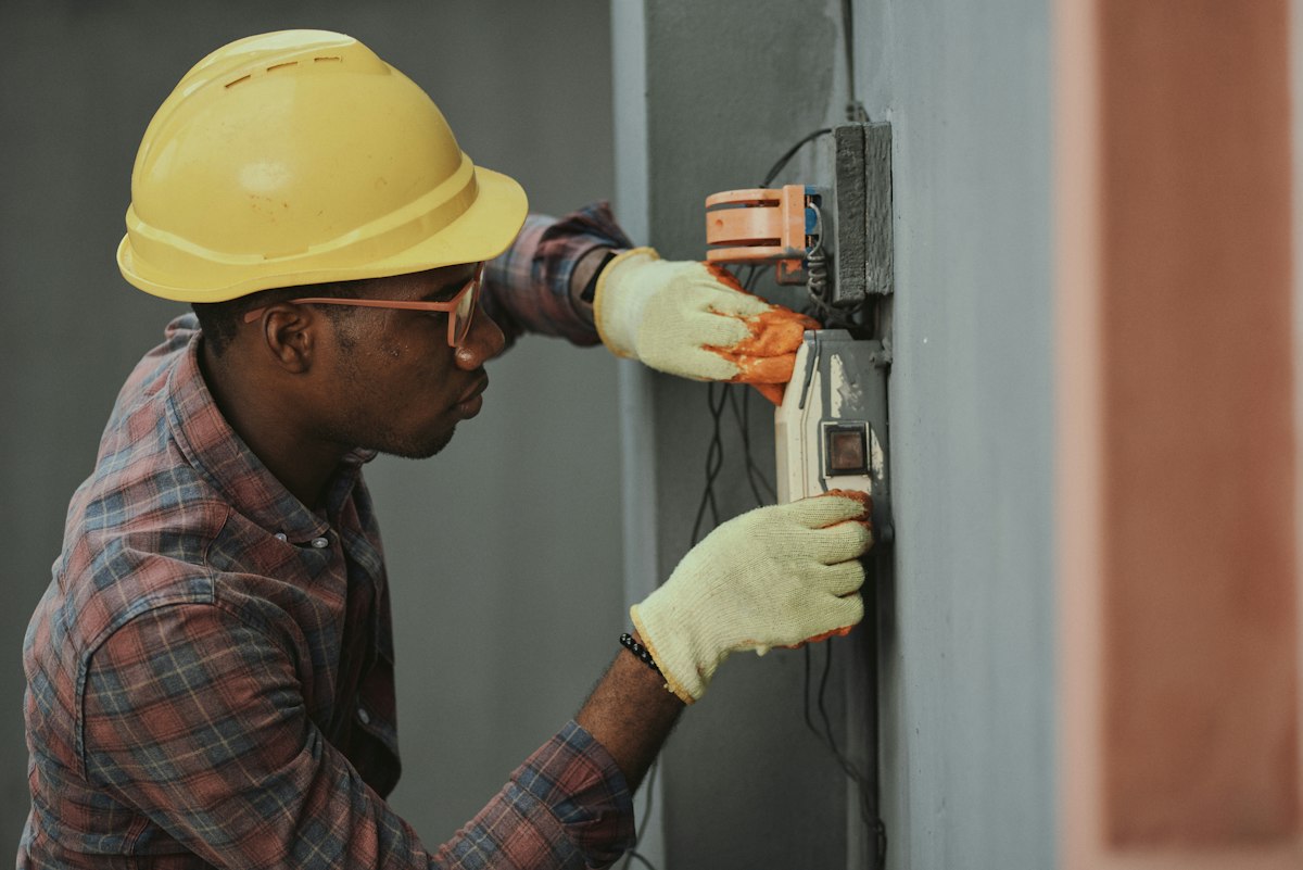 Electricista trabajando en panel eléctrico en Puerto Rico
